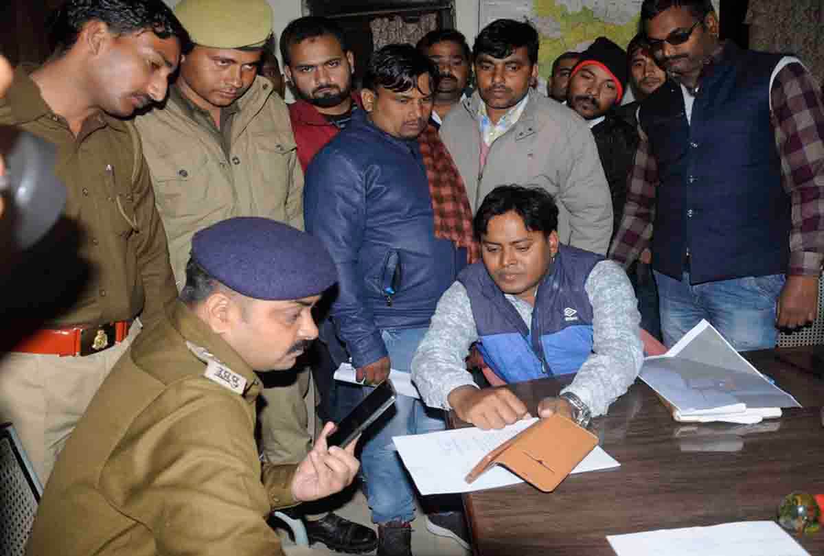 Pratapgarh: Contractor beat up SDO by entering into Irrigation Department next to DM Housing