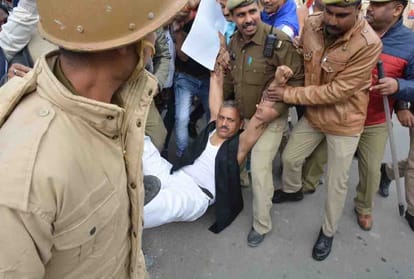 Akhilesh Yadav attacked on PM modi