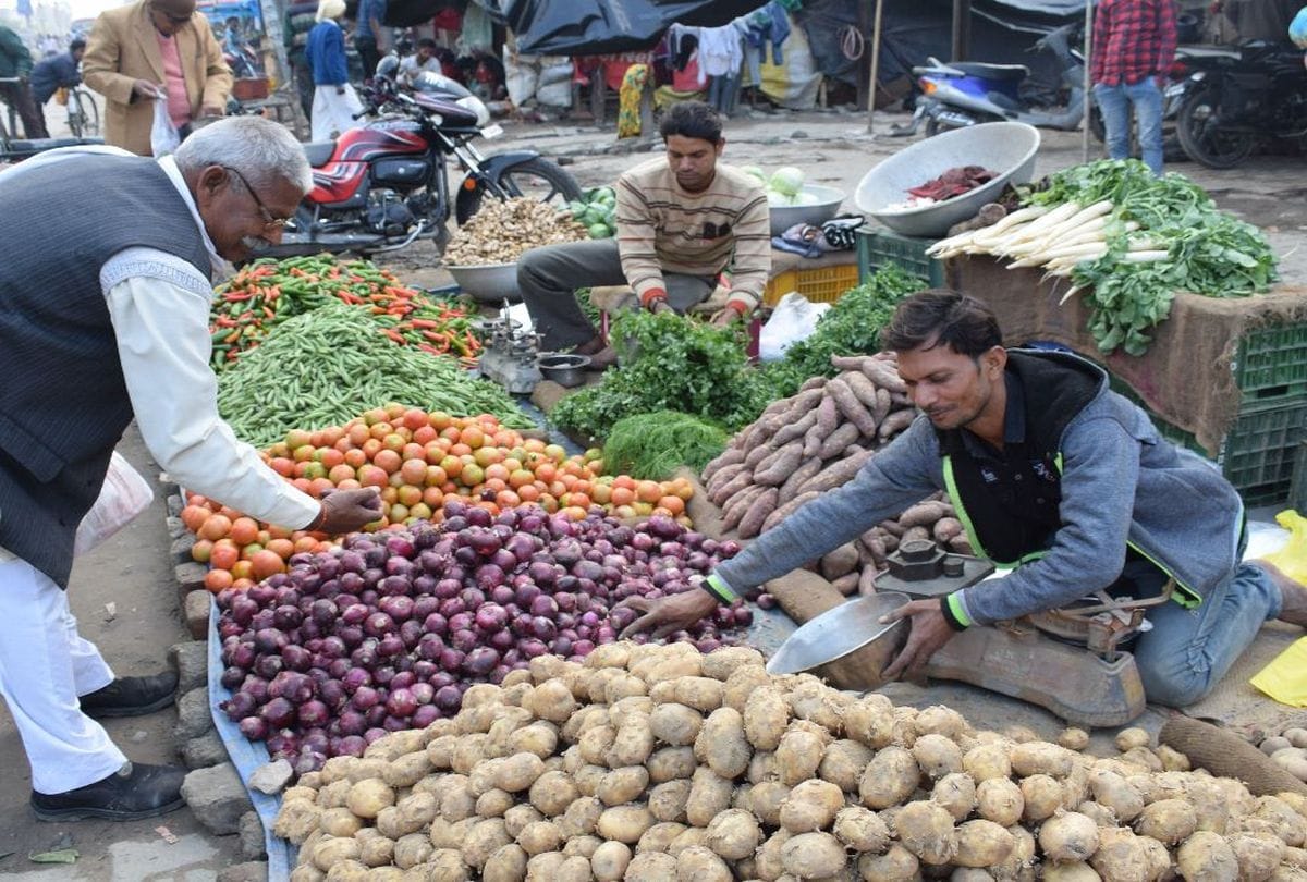 Jammu and Kashmir: Brinjal and ladyfinger being taken from farmers at Rs 5 per kg in mandis, Rs 20-25 per kg being sold at the shop