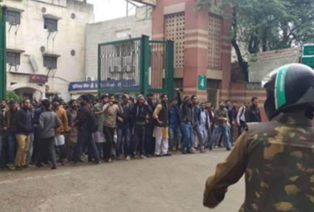 caa 2019 social media user criticize Shah rukh Khan for Jamia Millia Islamia Protest