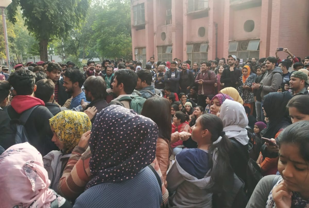 Police network failed Crowd forcibly closed shops in jamia protest