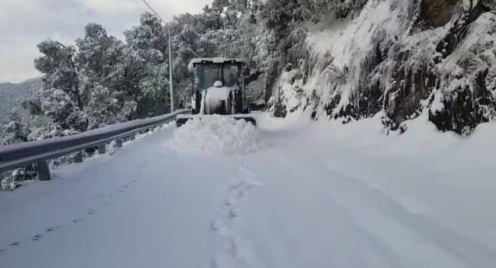 heavy snowfall in Uttarakhand roads blocked and people suffer from bitter cold