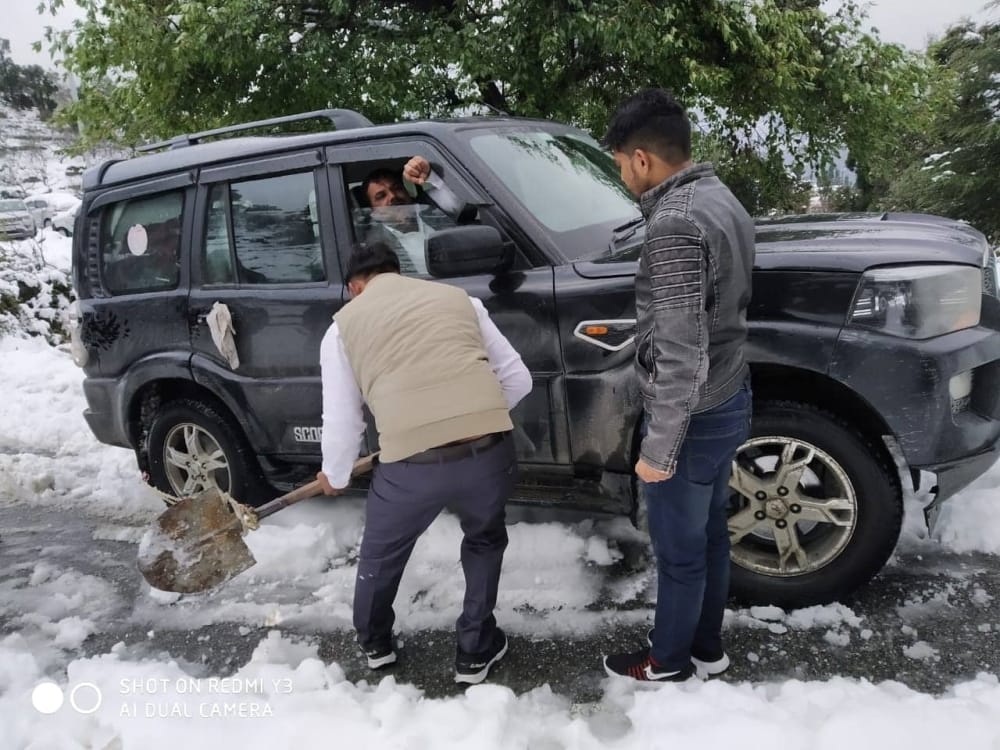 heavy snowfall in uttarakhand Hundreds of passengers and barat stuck from two days