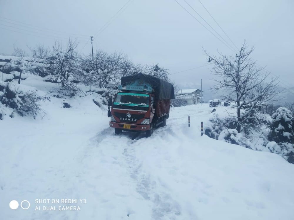 Uttarakhand Weather Update : Cold Day conditions today And many Road Blocked