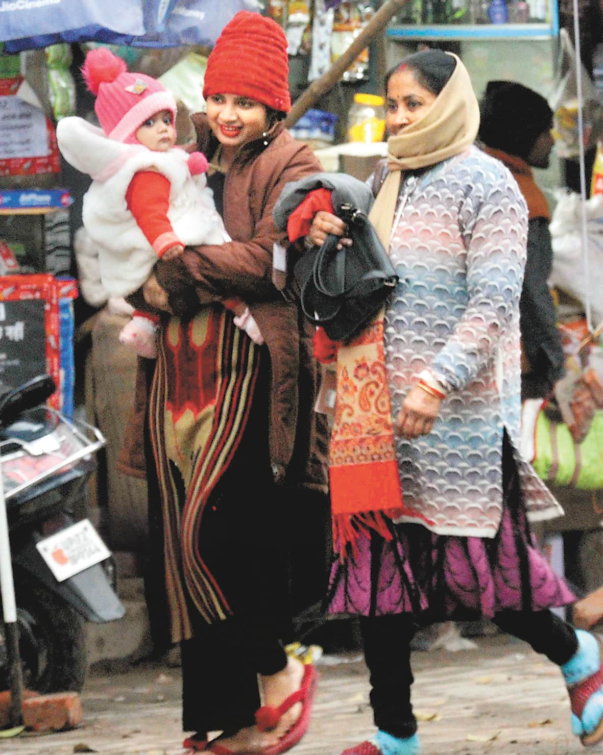Pratapgarh: cold winds brought chill with clouds