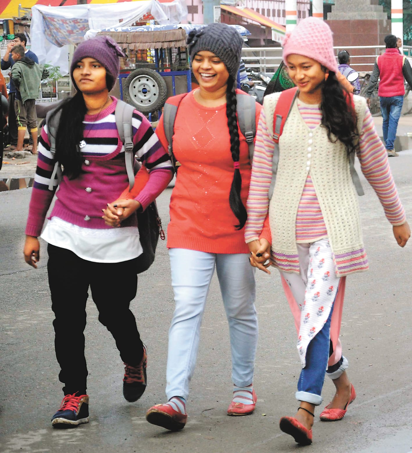 Pratapgarh: cold winds brought chill with clouds