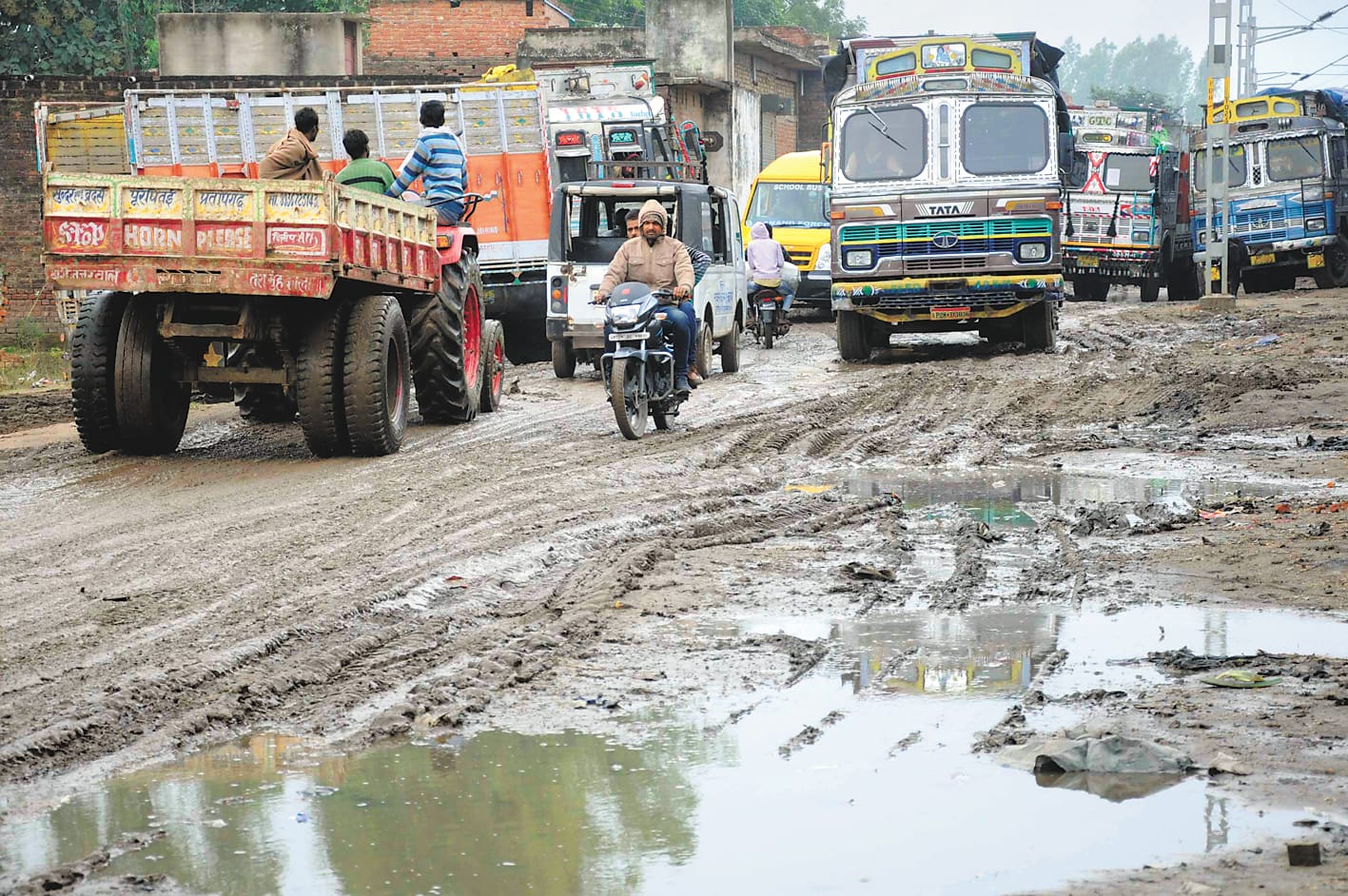 Pratapgarh: cold winds brought chill with clouds