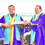 छात्रा दिव्या अग्रवाल को डिग्री सहित गोल्ड मेडल प्रदान करते उपमुख्यमंत्री, कुलाधिपति