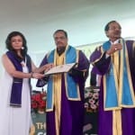 छात्रा को उपाधि प्रदान करते उपमुख्यमंत्री दिनेश शर्मा