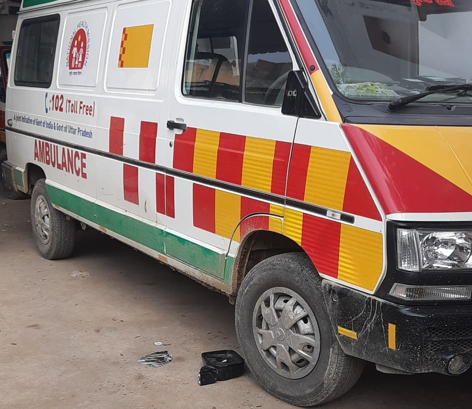 Female patient lying on the roadside after not getting ambulance