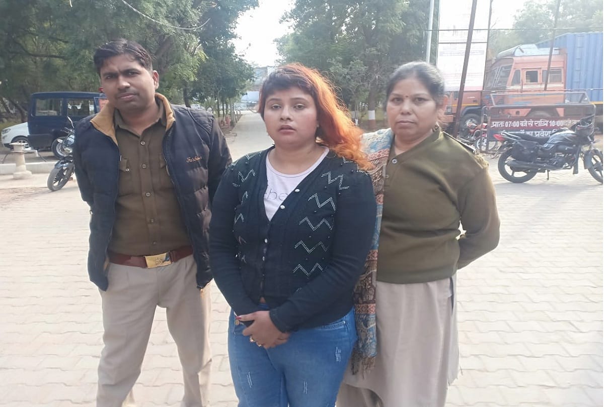 Women attacked with knife on Women Constable in Police station
