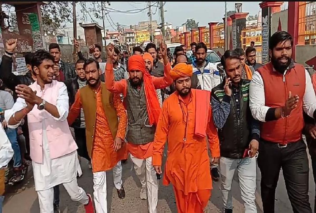 High protest for and against CAB in Aligarh AMU students opposed by Hindu leaders