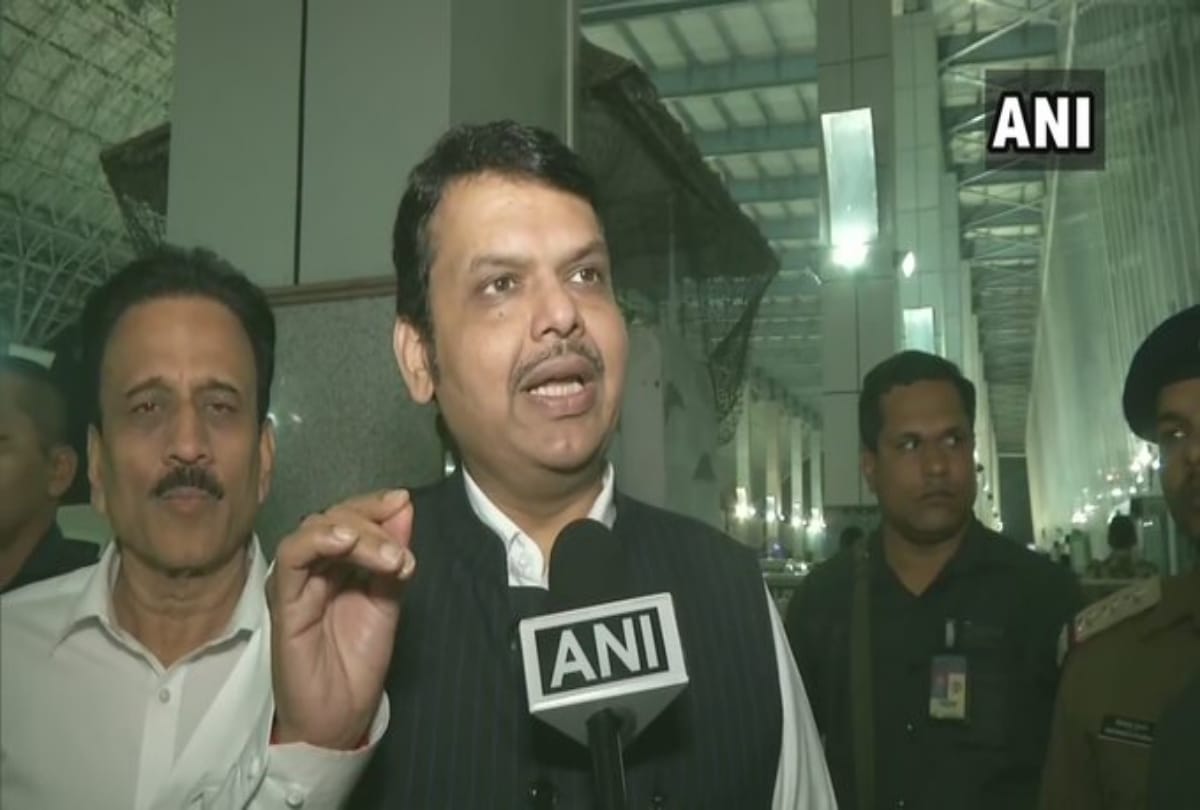 Fadnavis slams rahul gandhi and says Just putting Gandhi in your name doesn't make you a Gandhi