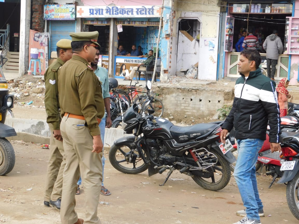 drunked constable dance in district hospital maharajganj, up police take action against him