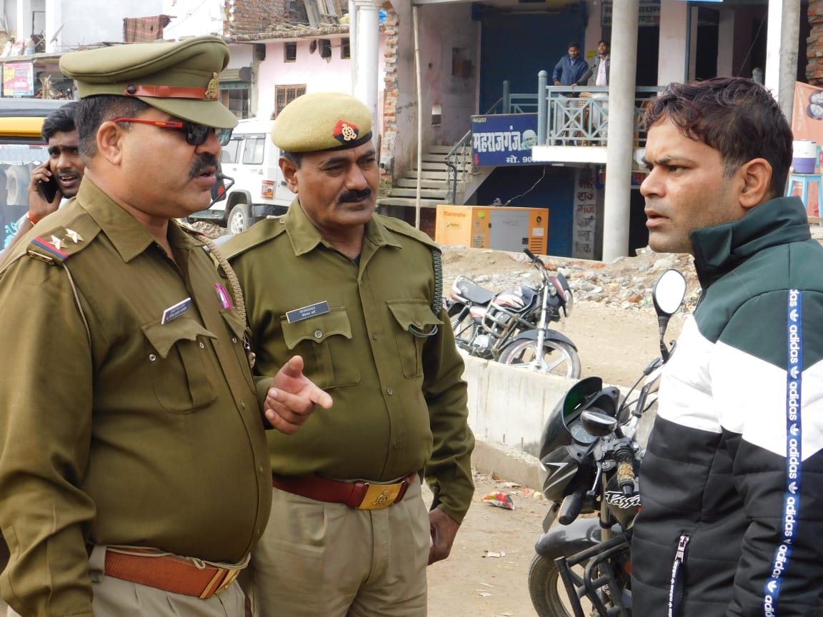 drunked constable dance in district hospital maharajganj, up police take action against him