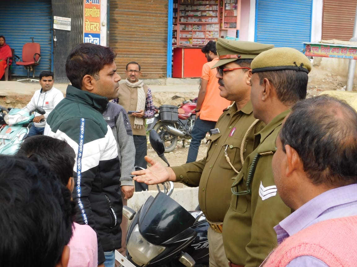 drunked constable dance in district hospital maharajganj, up police take action against him