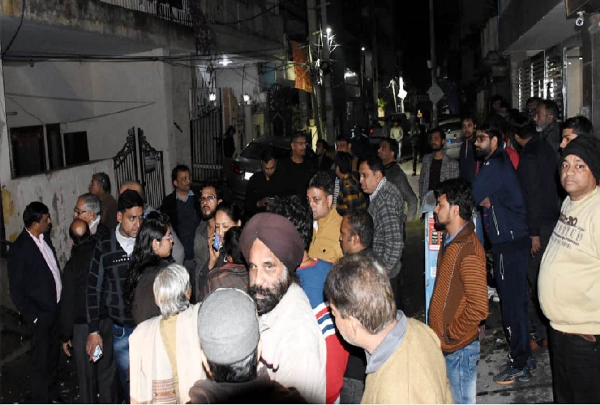 fire in shalimar bagh young man saved two lives