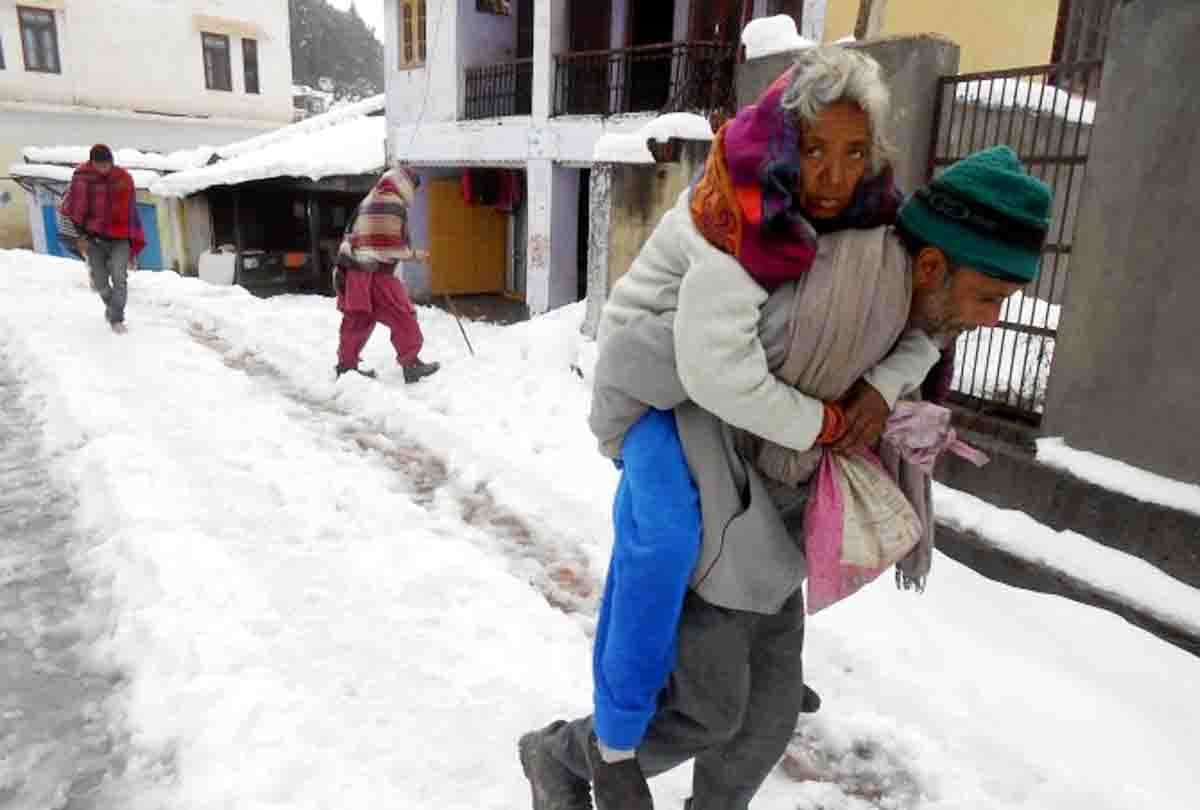 udhampur jammu kashmir patients are reaching hospital by people loaded on the back
