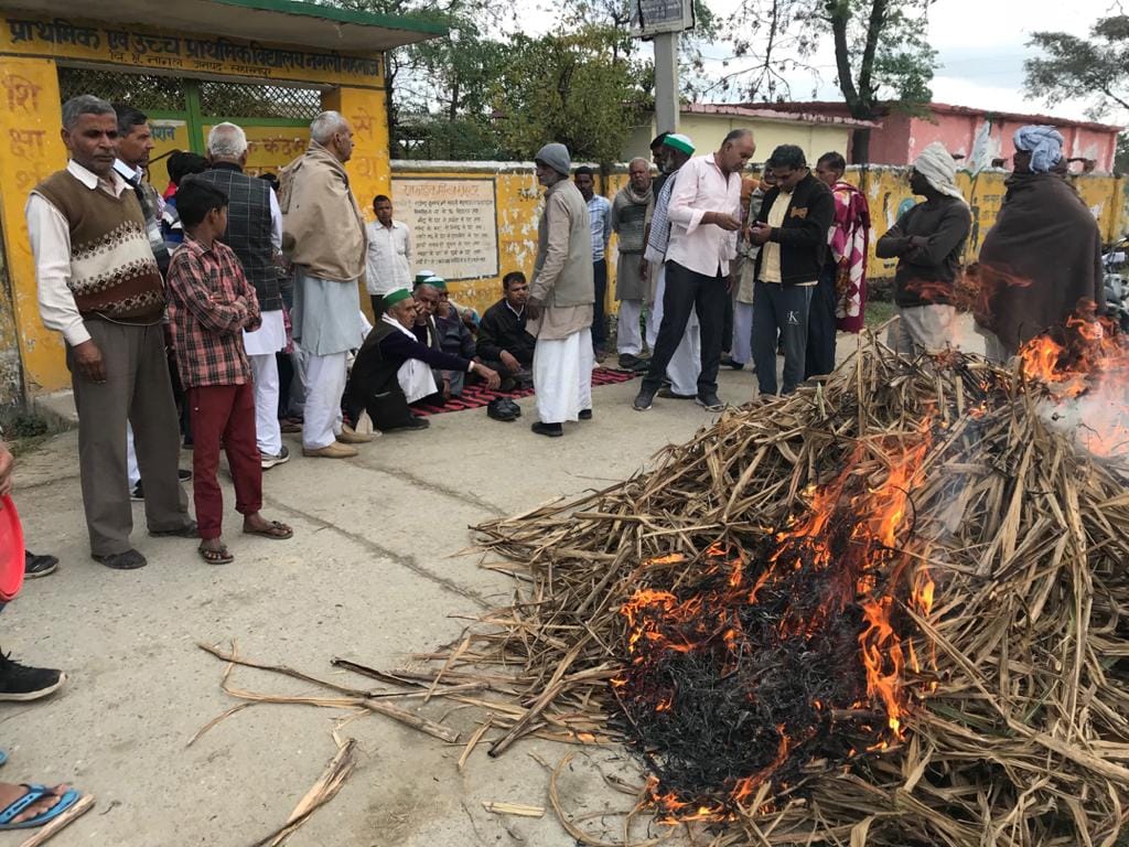 Crop residue burnt as secretary and head held hostage