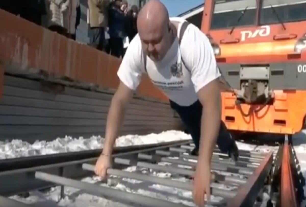 Russia human mountain pulled 218 tonne train at Vladivostok railway station