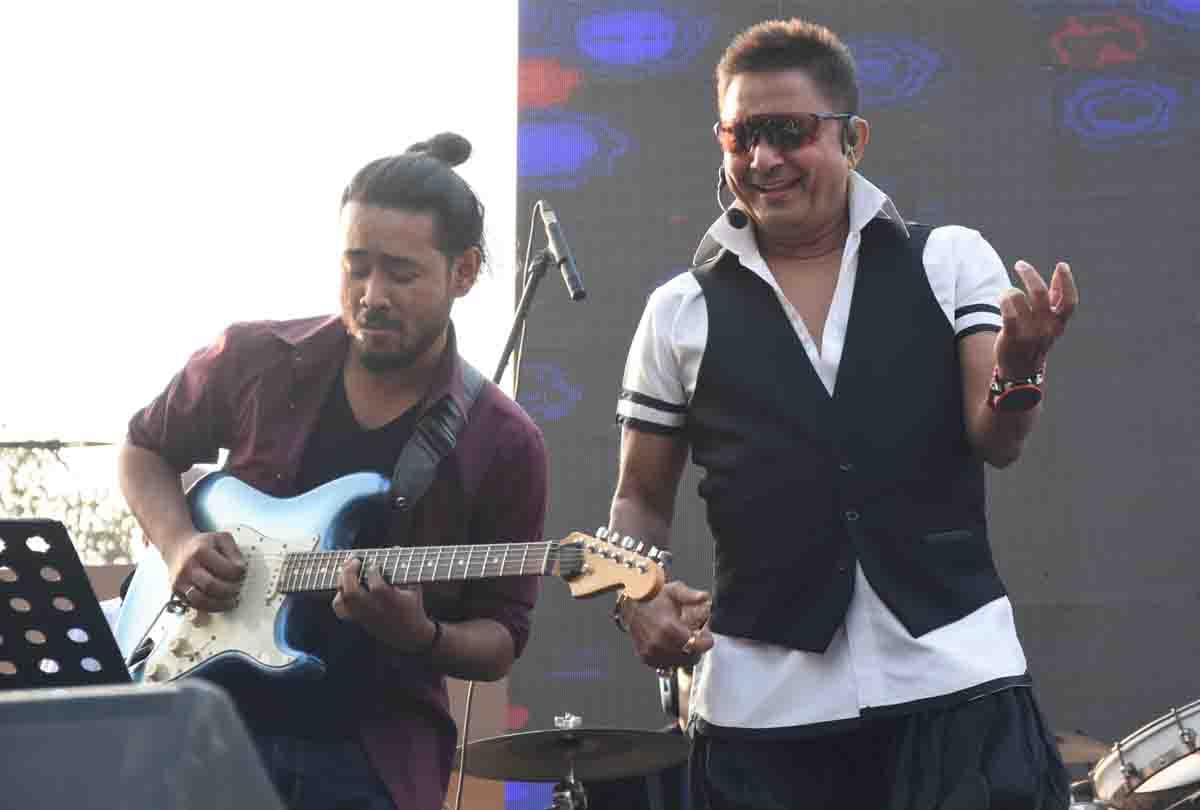 Bollywood singer Sukhwinder said, show talent to people by singing