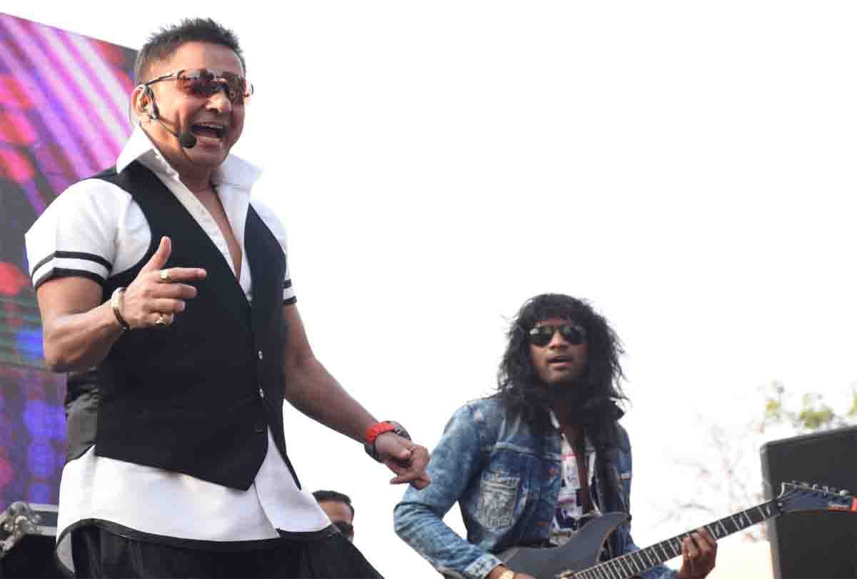 Bollywood singer Sukhwinder said, show talent to people by singing