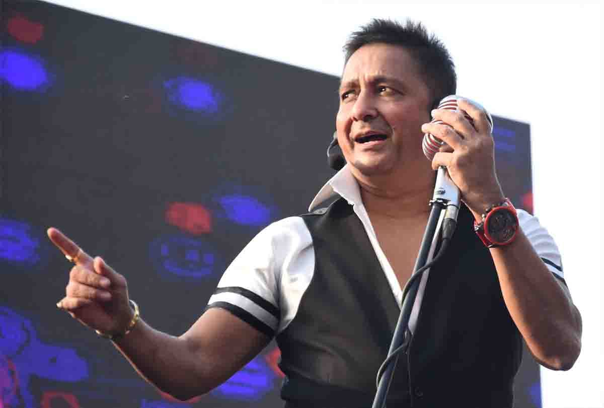 Bollywood singer Sukhwinder said, show talent to people by singing