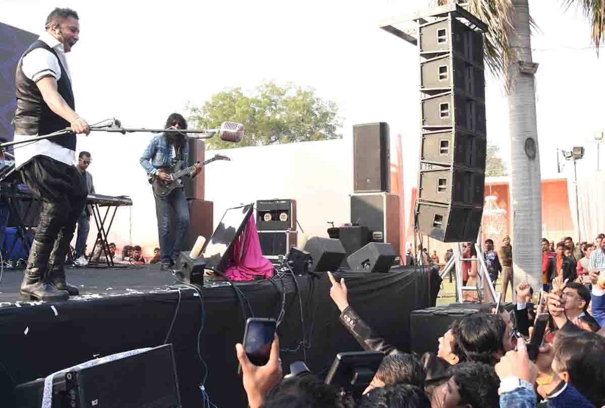 Bollywood singer Sukhwinder said, show talent to people by singing