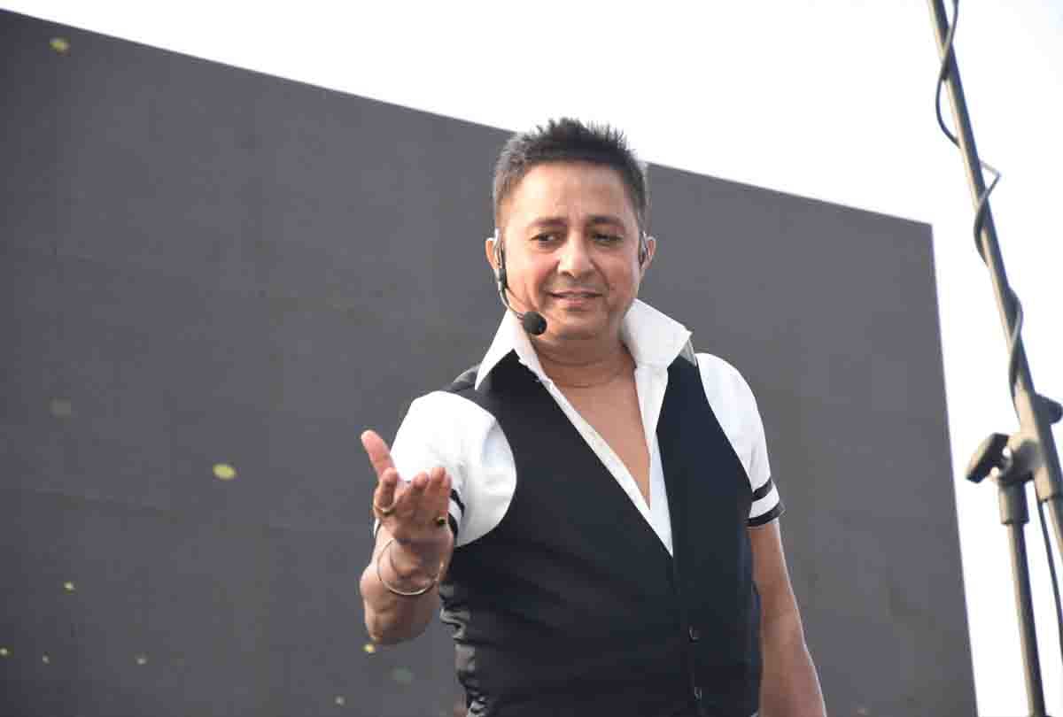 Bollywood singer Sukhwinder said, show talent to people by singing
