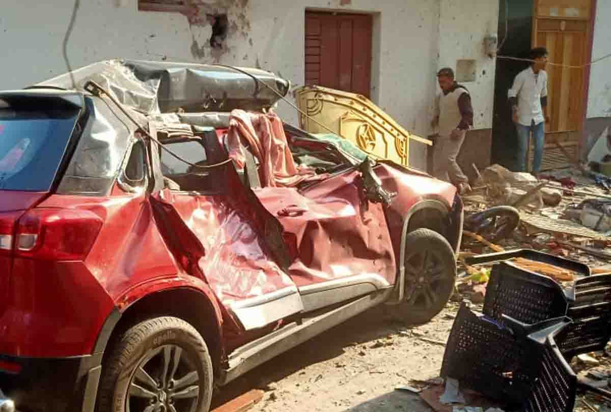 Cylinder cracked with a loud explosion, six people injured