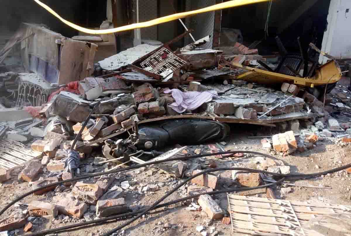Cylinder cracked with a loud explosion, six people injured