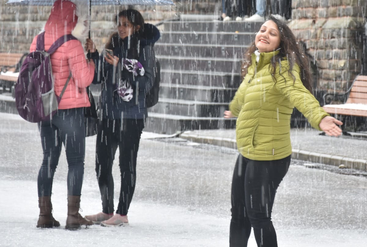 tourist enjoy fresh snowfall in shimla in himachal pradesh