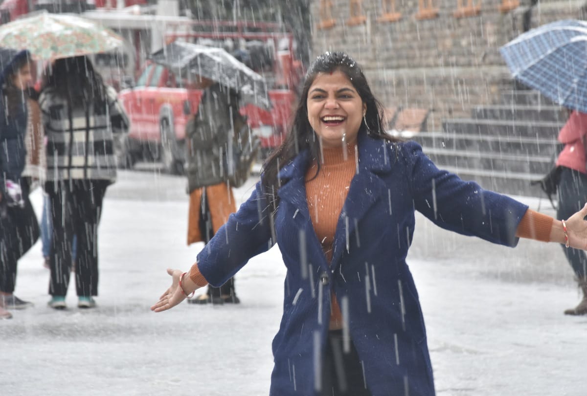 tourist enjoy fresh snowfall in shimla in himachal pradesh