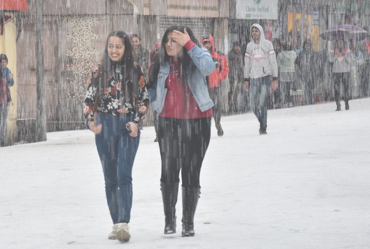 tourist enjoy fresh snowfall in shimla in himachal pradesh