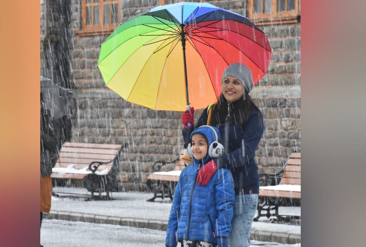 tourist enjoy fresh snowfall in shimla in himachal pradesh