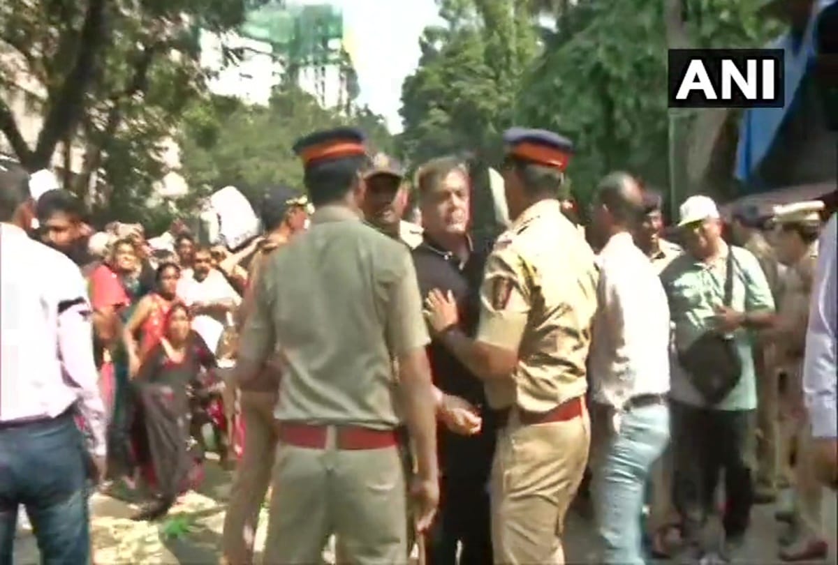 Maharashtra: Police Detained PMC depositors who protest at CM Uddhav Residence