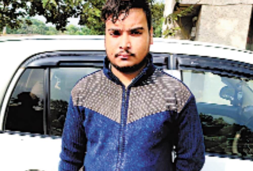 chauki incharge got beaten by boys for preventing them while tripling.