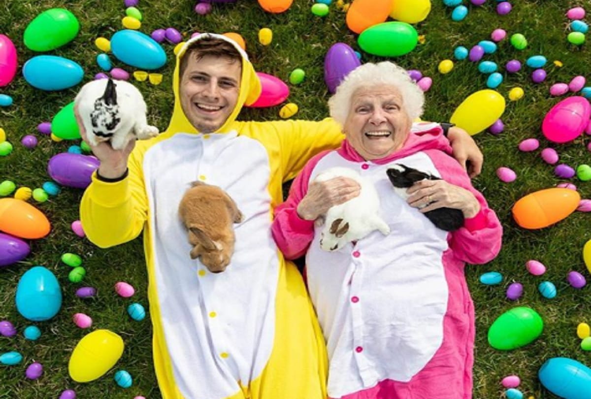 93 years old lady special photoshoot with her grandson pics viral