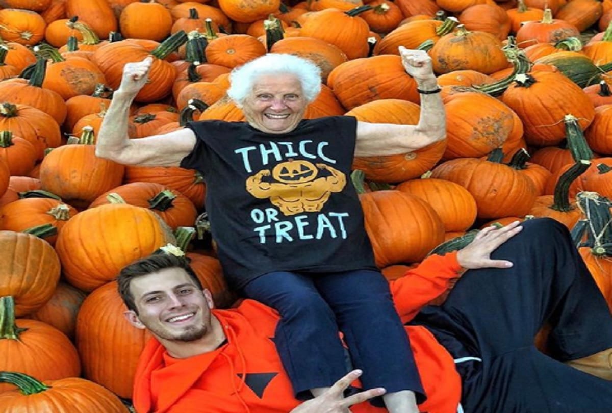93 years old lady special photoshoot with her grandson pics viral