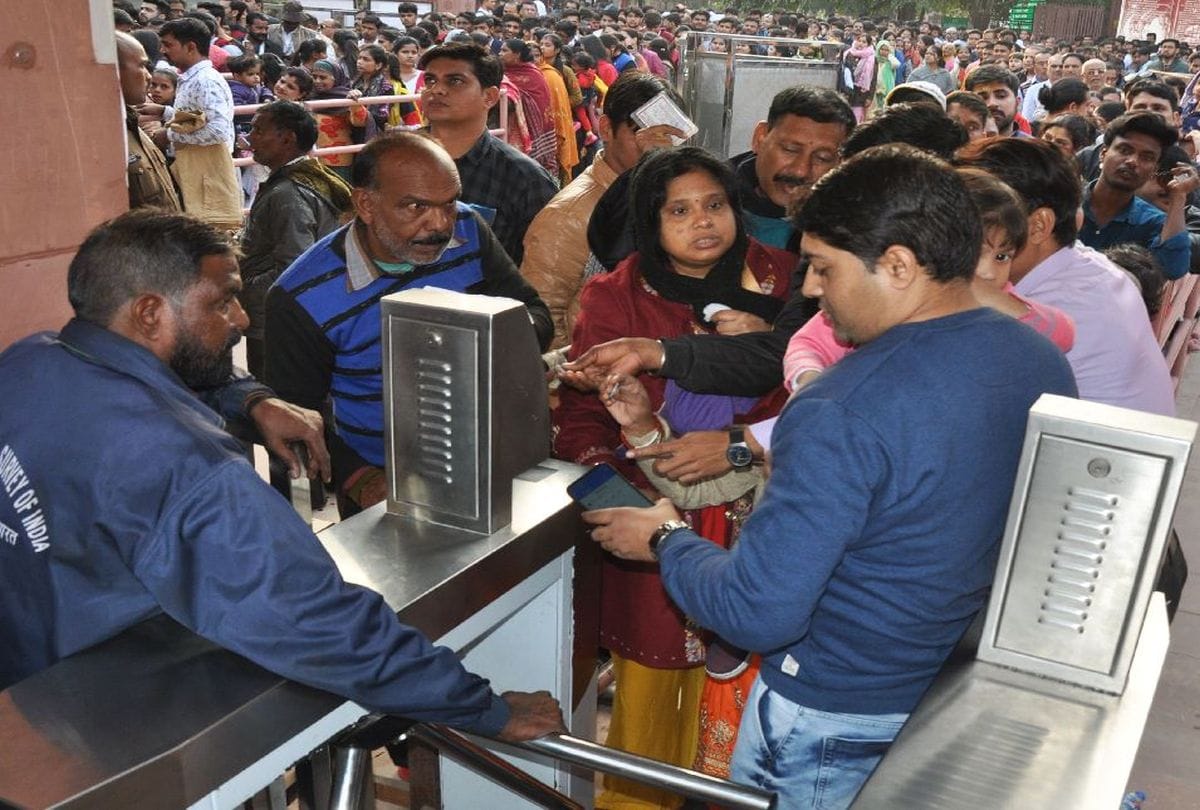 Tajmahal Entry From Magnetic coin Tourist Will Not Wait