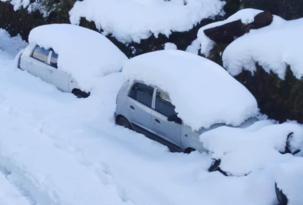 Tourist vehicle Covered with heavy snow And stuck in Auli Photos