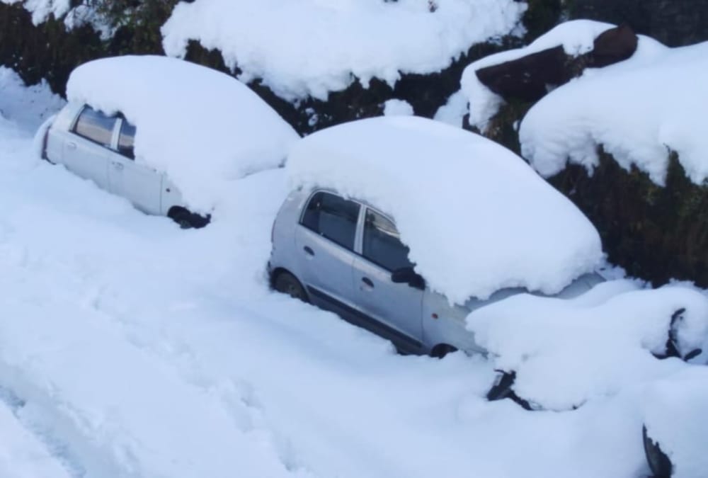 Tourist vehicle Covered with heavy snow And stuck in Auli Photos
