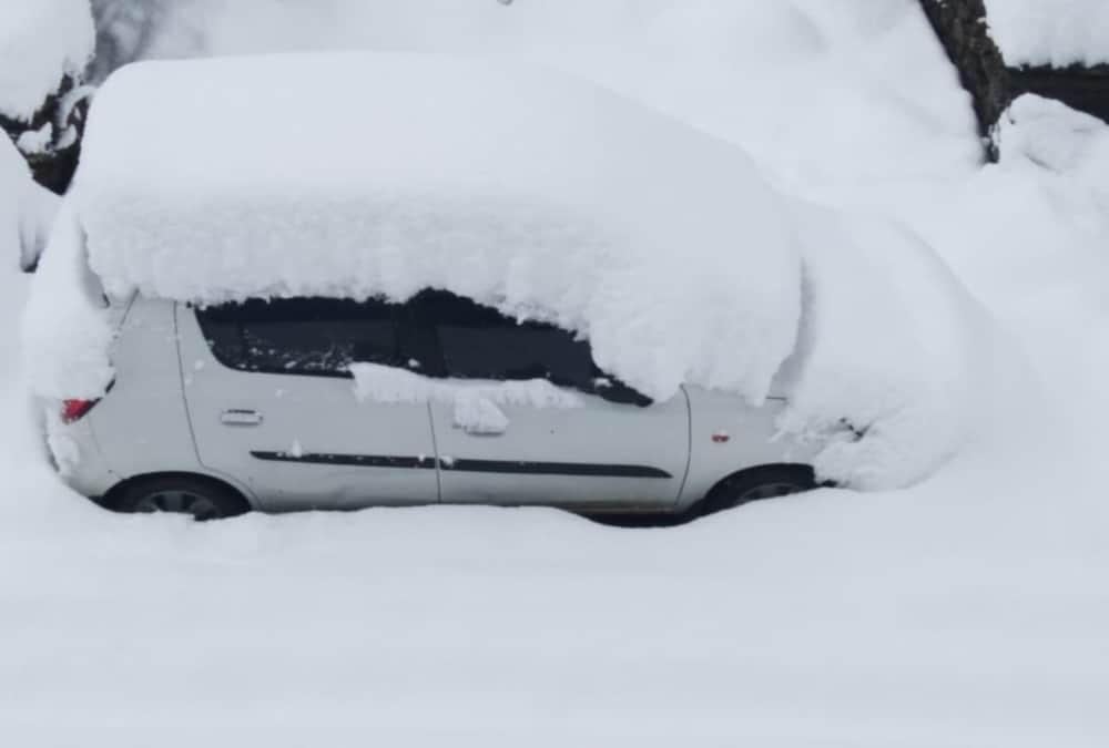 Tourist vehicle Covered with heavy snow And stuck in Auli Photos