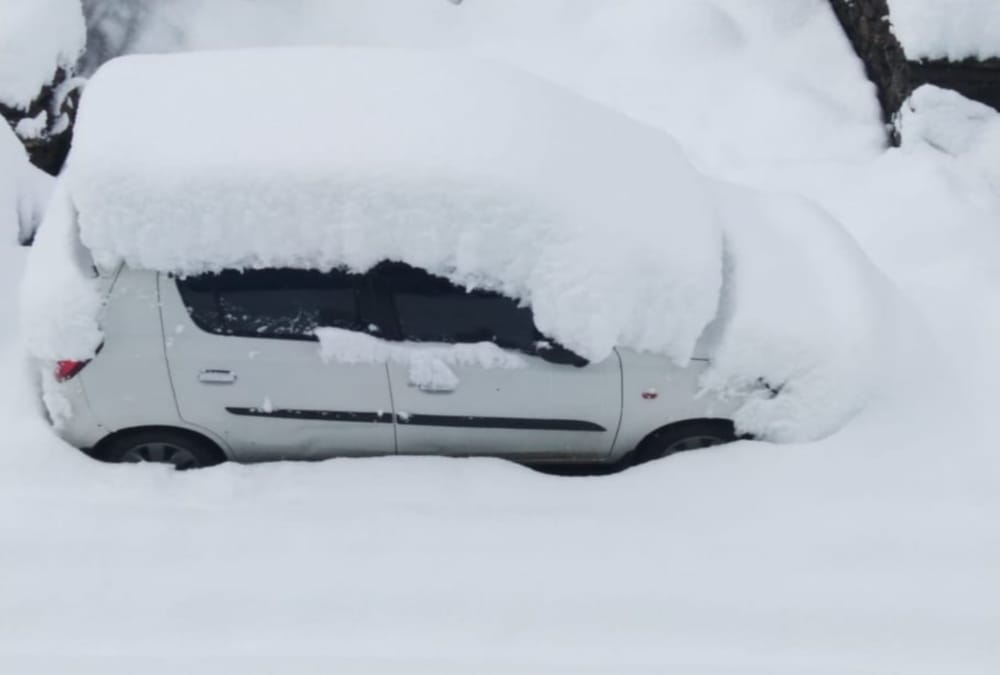 Tourist vehicle Covered with heavy snow And stuck in Auli Photos