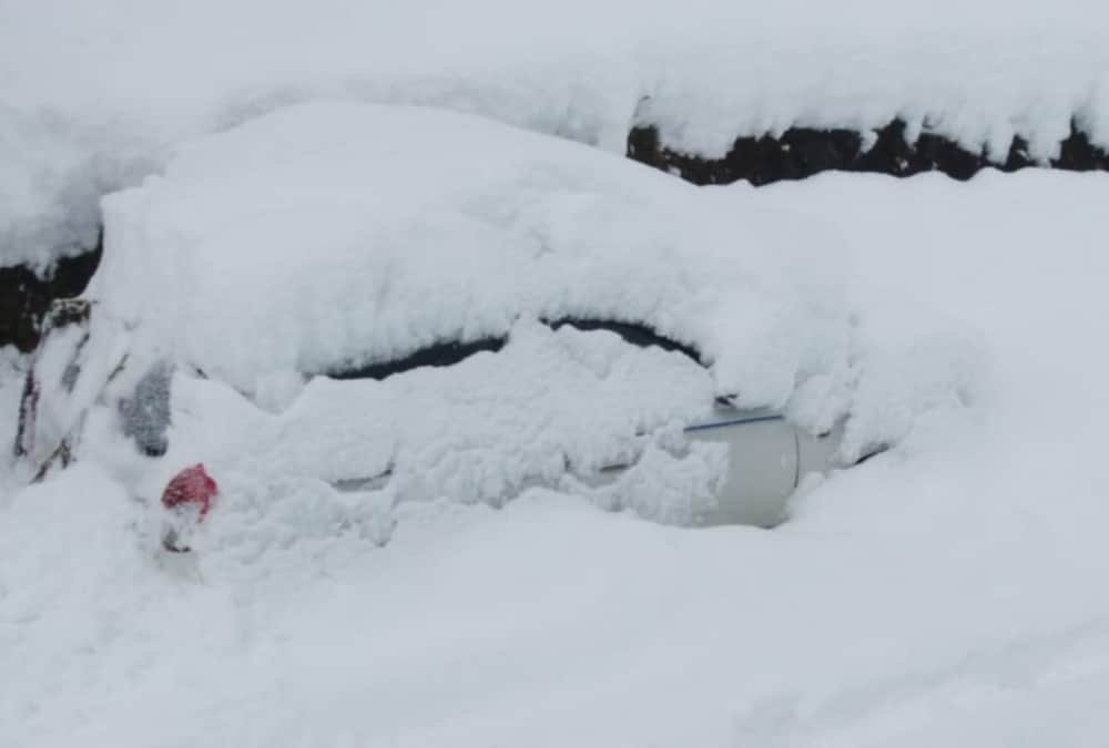 Tourist vehicle Covered with heavy snow And stuck in Auli Photos