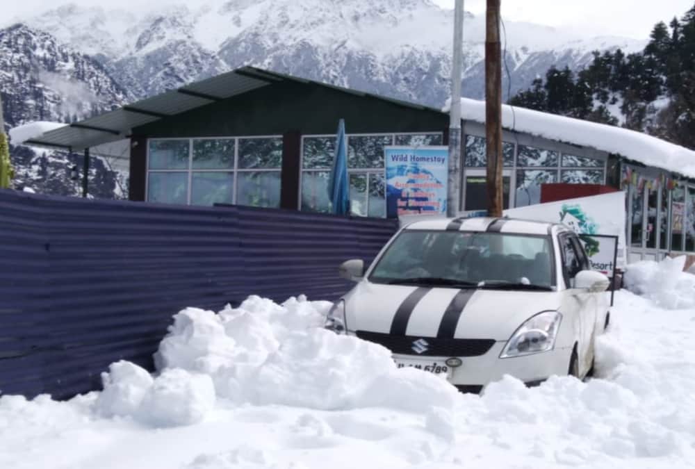 Tourist vehicle Covered with heavy snow And stuck in Auli Photos