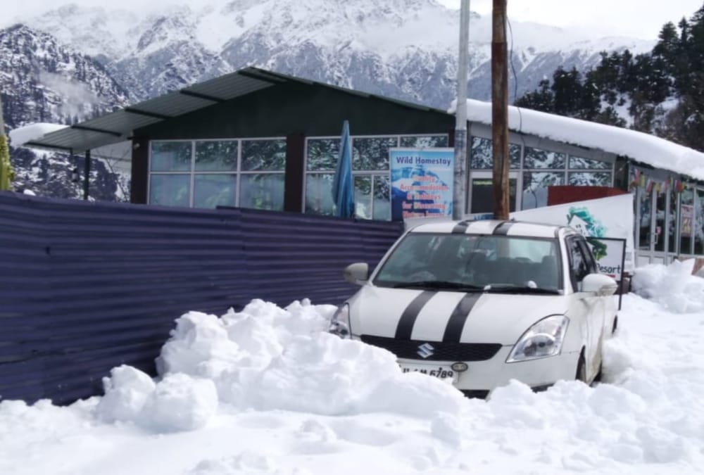 Tourist vehicle Covered with heavy snow And stuck in Auli Photos