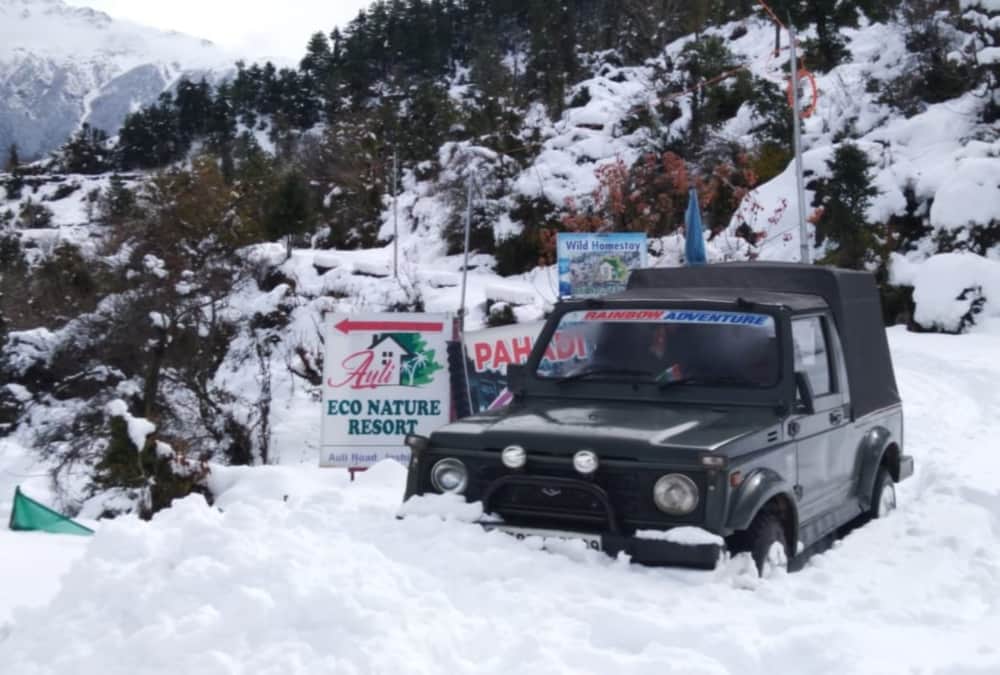 Tourist vehicle Covered with heavy snow And stuck in Auli Photos