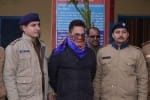 कोटद्वार कोतवाली में दबोचे गए किडनी रैकेट के सरगना के साथ पुलिस टीम।