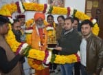 हाथरस: उन्नाव के सांसद साक्षी महाराज का बड़ी माला पहनाकर और प्रतीक चिह्न देकर स्वागत करते नगर पाल